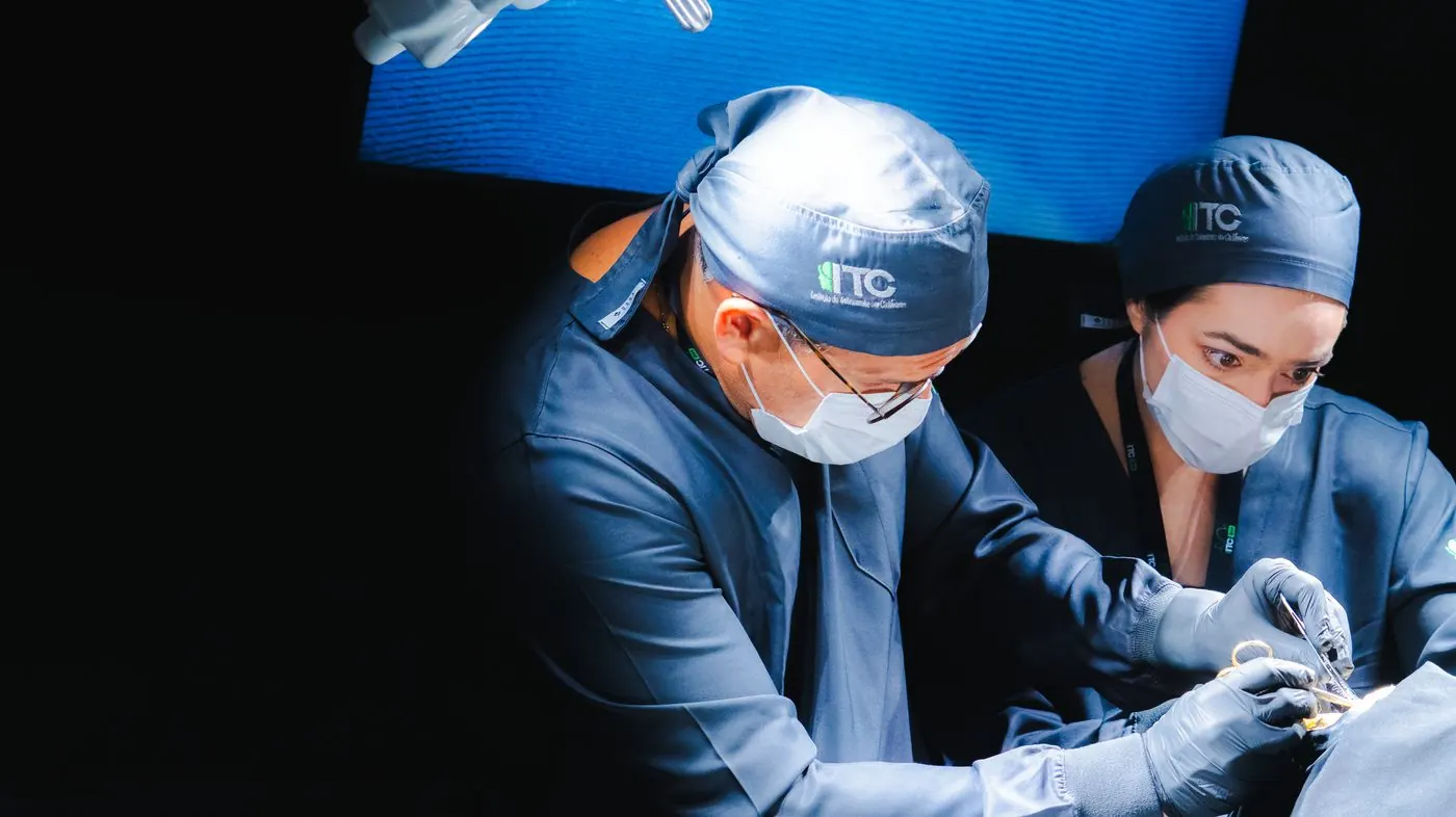 Médicos em prática supervisionada na imersão de cirurgia palpebral